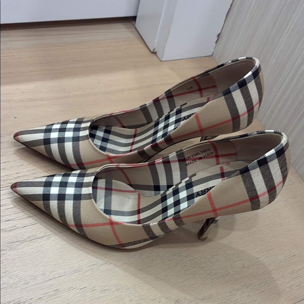 Burberry Cream and Black Heels with Classic Check Pattern size 8 - Picture 2 of 8